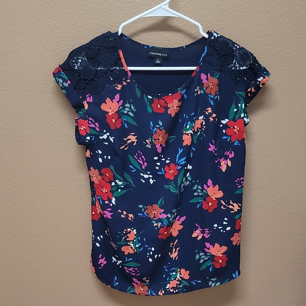 Patterned Navy Floral Blouse with Lace Detail 🌹